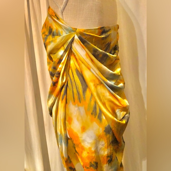 Woman’s Pretty Little Thing Yellow with Splashes of Color size 8 - Picture 2 of 6